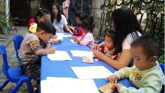 哥哥姐姐都在画，我先休息一下