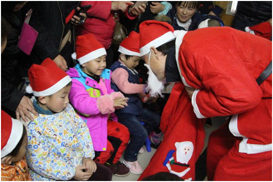 大手牵小手，亲子笑开颜