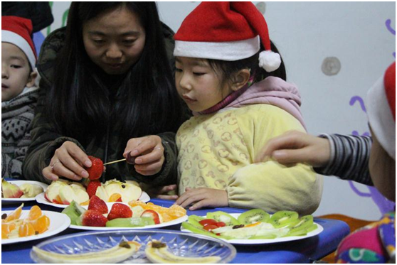 大手牵小手，亲子笑开颜