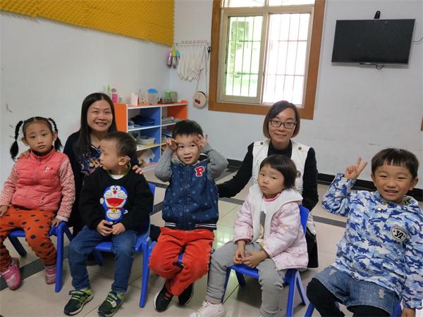 夷陵区残联领导来中心看望孩子们