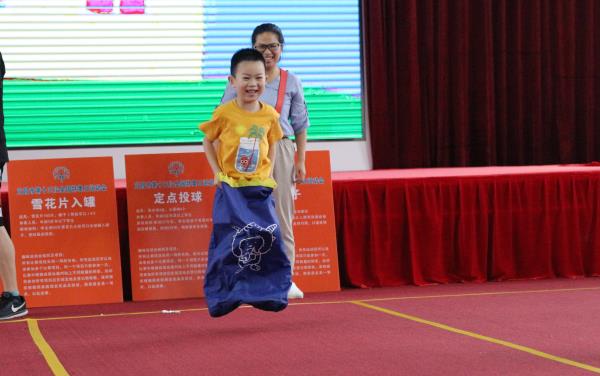 启梦康复中心儿童代表参加特奥日运动会