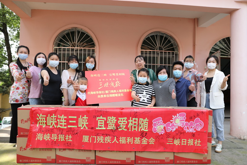 家长来到康复中心领取爱心礼包。 回到家里，孩子们迫不及待的打开礼包，开心的玩耍起来。