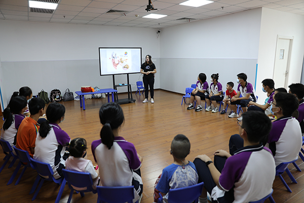 大手拉小手，快乐一起走