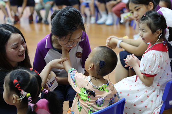 大手拉小手，快乐一起走
