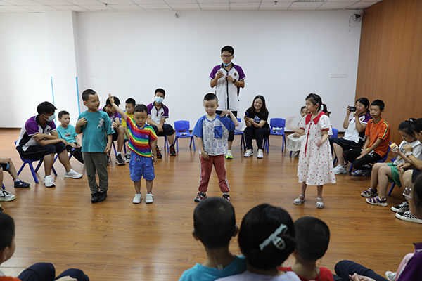 大手拉小手，快乐一起走